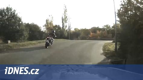 nevěsta v koženej bunde a čiernych šatách s motorkou v pozadí