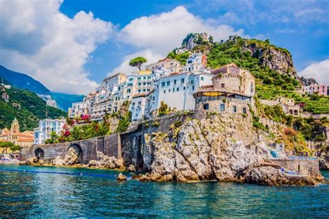 malebné pobrežie Amalfi s kaskádovito postavenými domami