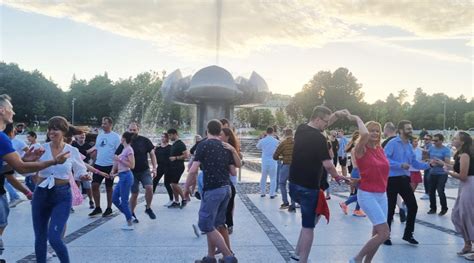 Tematická fotka: dav ľudí na Ibize, tanec pri západe slnka