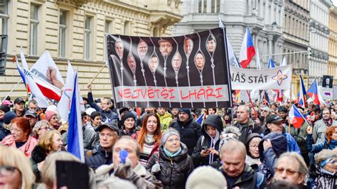Fotka interiéru klubu Amnesia, dav tancuje