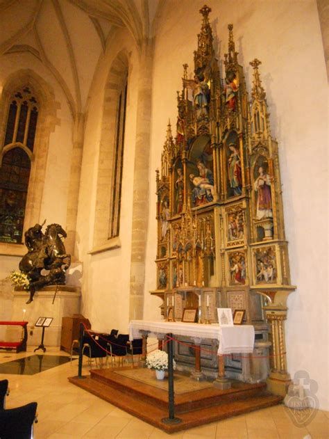 Interiér Dómu sv. Martina s detailom na oltár a kňaza