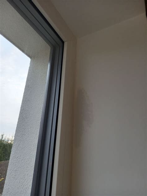 Ilustrácia s Jinom a vianočným anjelom pri okne.