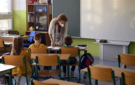 Ilustračná fotografia žiakov a učiteľov v modernej triede