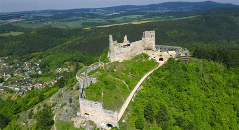 Panoramatický záber na Trenčiansky hrad