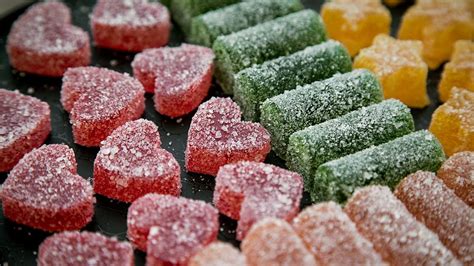 Ilustračné foto rôznych handmade sladkostí, ako sú čokolády, sušienky a cukríky, pripravené na darovanie.