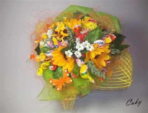 Koláž rôznych sladkých darčekov: kytica z cukríkov, sladký kôš, čokoládou obalené jablko a sladký vláčik.