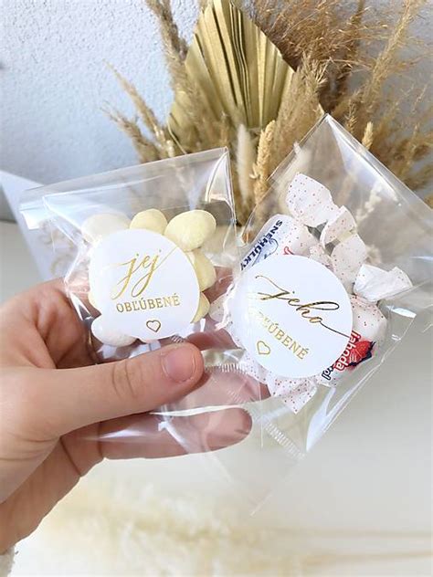 Nápady na malé darčeky pre hostí detskej párty: personalizované vrecúška so sladkosťami, maľované kamene, náramky priateľstva.