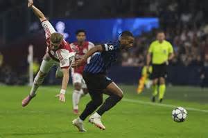 Detailný pohľad na korpus venca s postupne lepenými vajíčkami a škrupinami