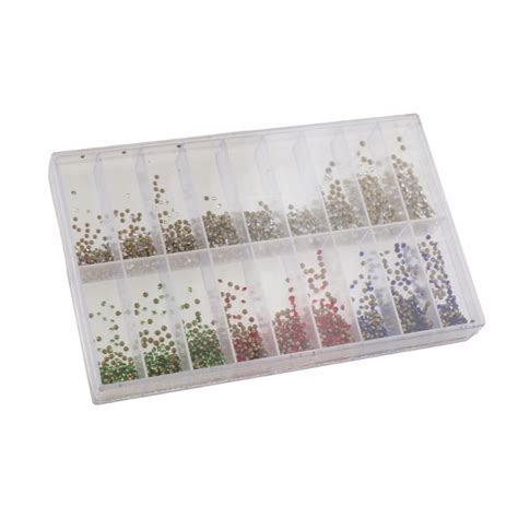 Ukážka rôznych ozdobných prvkov na výrobu pohľadníc: výseky, stuhy, gombíky.