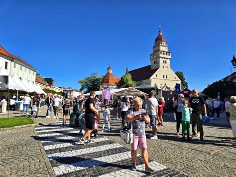 Tematické foto stretnutia rodiny a blízkych pri stole po pohrebe