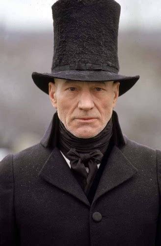Tematické foto Ebenezer Scrooge (Patrick Stewart) vo viktoriánskom oblečení