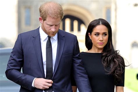 Fotografia: Princ Harry a Meghan Markle v koči počas svadobnej jazdy.