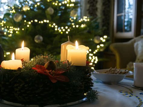 Vianočné symboly: stromček, betlehem a adventný veniec
