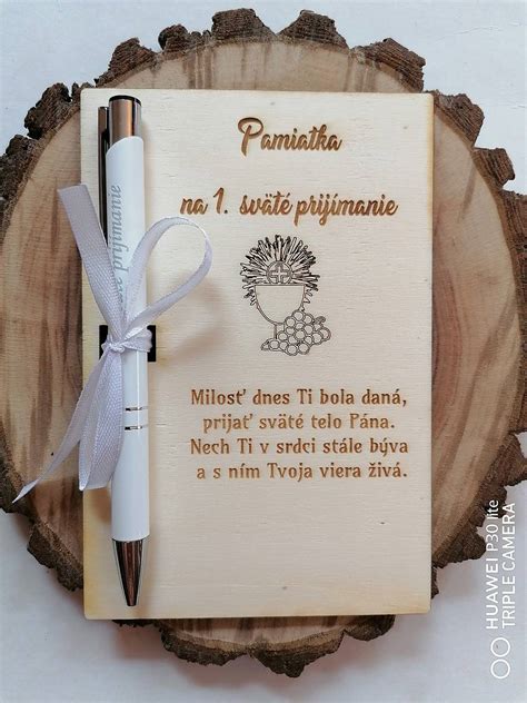 Pohľadnica s gratuláciou a perom na stole