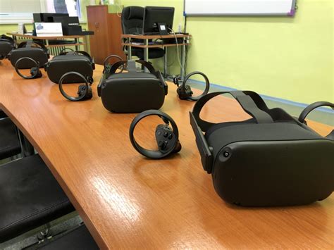 Rodina oslavujúca Vianoce prostredníctvom virtuálnej reality