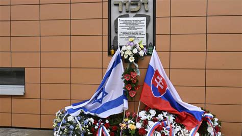Pamätná tabuľa na vlakovej stanici Poprad-Tatry, pripomínajúca prvý transport Židov zo Slovenska