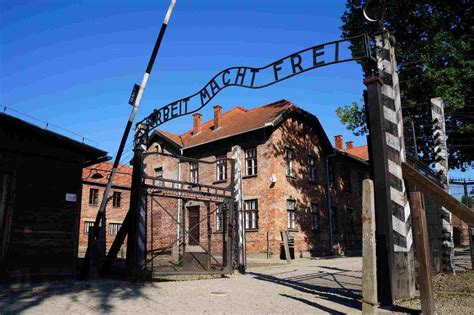 Vstupná brána koncentračného tábora Auschwitz s nápisom „Arbeit macht frei“