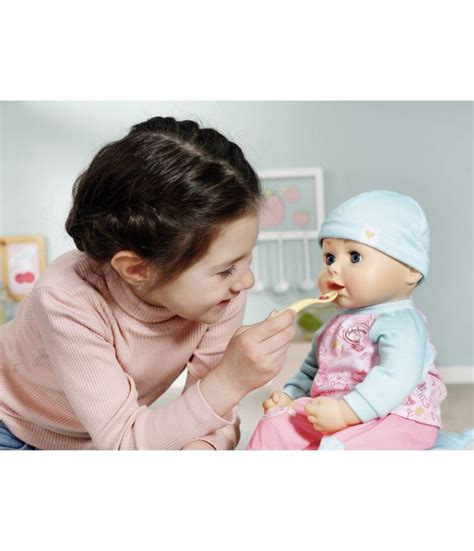 Dieťa hrajúce sa s bábikou Baby Annabell, prebaľovanie alebo kŕmenie