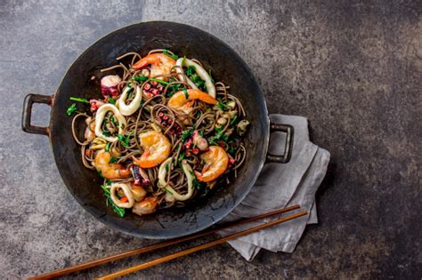 Tematické foto: Varenie s kokosovým olejom vo woku