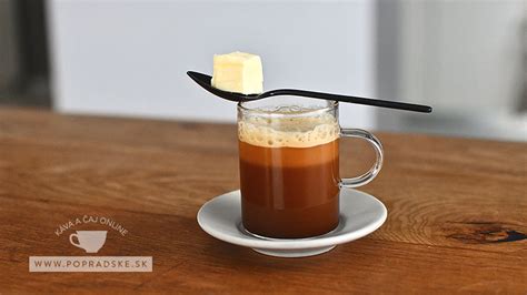 Fotografia: Šálka kávy s kokosovým olejom a maslom