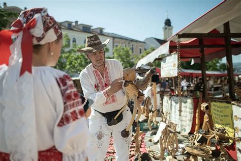 fotografia davu ľudí na jarmoku v Púchove