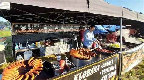 stánky s tradičnými remeslami a jedlom na jarmoku