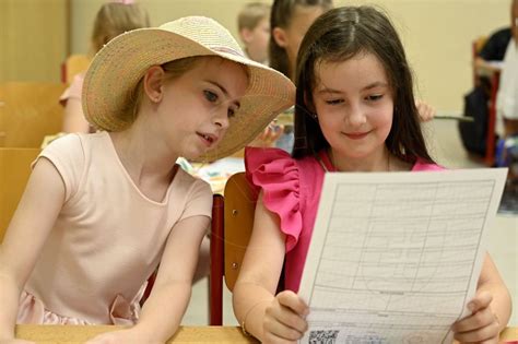 Ilustračná fotografia žiakov s vysvedčením