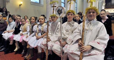 Scéna z Jasličkovej pobožnosti s deťmi v kostýmoch