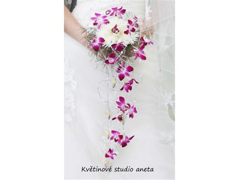 Fotografia: Svadobná kytica z bielych orchideí a pierko pre ženícha
