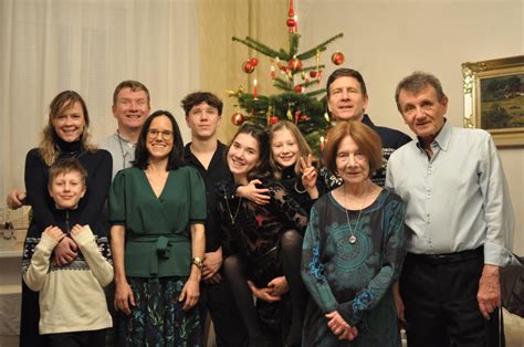 tematické foto: starší manželia s vnúčatami