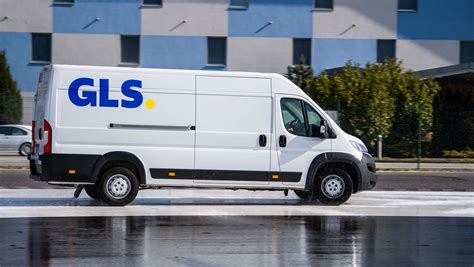 Ilustračná fotografia kuriéra GLS doručujúceho balík