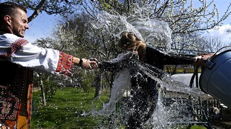 Tematická fotografia veľkonočných ľudových zvykov ako šibačka a oblievanie vodou