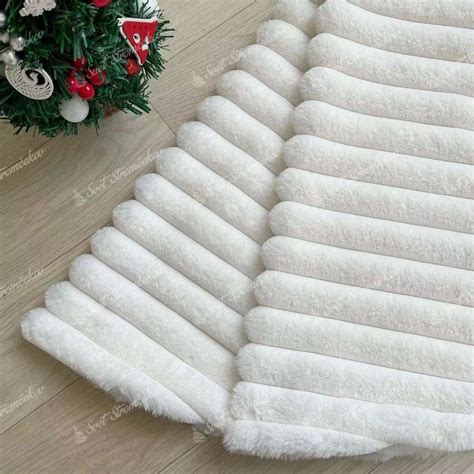 Dizajnový koberec pod vianočný stromček v bielej farbe s chlpatou textúrou