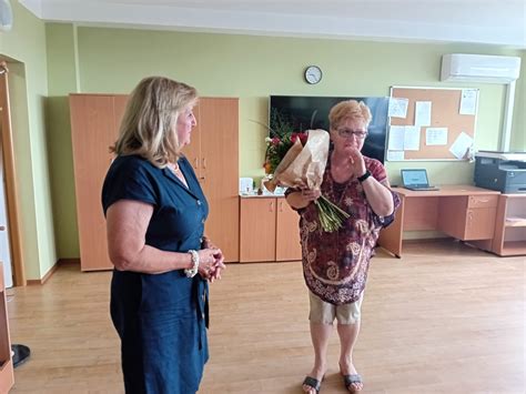 Tematické foto: spokojný zamestnanec pri odchode do dôchodku si podáva ruku s kolegami