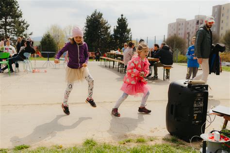 Deti sa hrajú s bublifukom a lietajúcou vrtuľou.