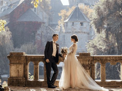 Tematické foto šťastného páru pred matričným úradom po obrade