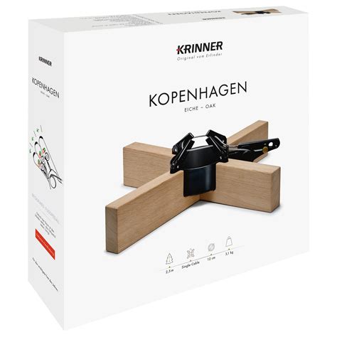 Produktové foto rôznych stojanov na vianočné stromčeky, vrátane krinner kopenhagen a linder exclusiv