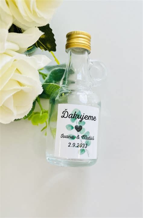 fotografia: mini fľaštičky s alkoholom a personalizovanými etiketami