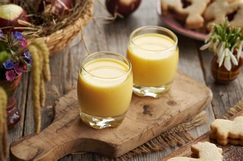 Ilustračné foto domáceho vaječného likéru v peknej fľaši