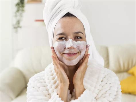 Tematické foto: Žena relaxuje s maskou na tvári a wellness pomôckami