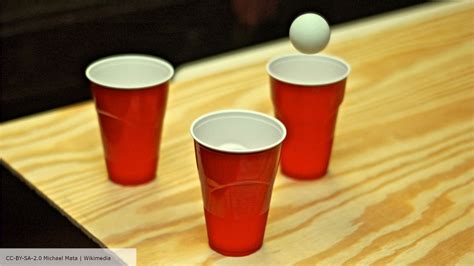 Fotografia ľudí hrajúcich Beer Pong alebo alkoholovú ruletu