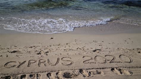 pláž na Cypre v zime s ľuďmi v letnom oblečení