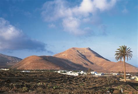 sopečná krajina na Lanzarote s bielymi domčekmi