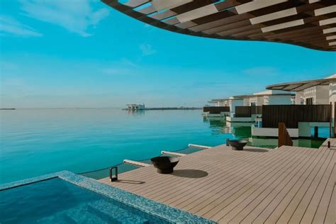 luxusný rezort na Maldivách s bielym pieskom a tyrkysovou vodou