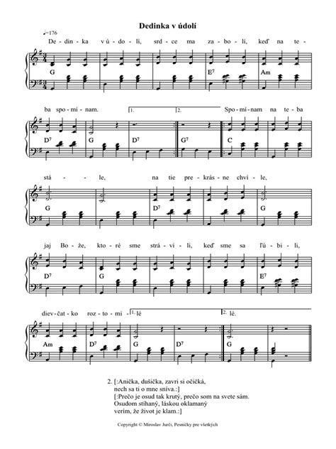 snehová dedinka v rakúskych Alpách s vianočnou výzdobou