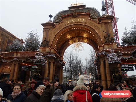 vianočne vyzdobený zábavný park Tivoli v Kodani