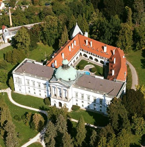 Zámok Topoľčianky: ilustrácia historickej budovy a okolia