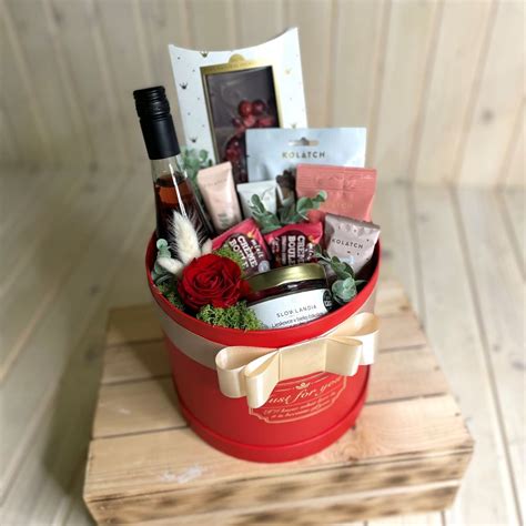 otvorený explodujúci darčekový box s fotkami a odkazmi