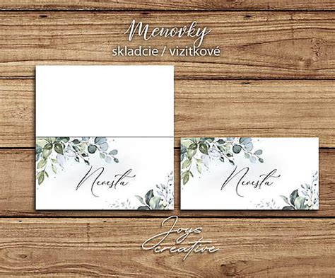 otvorený scrapbook s fotografiami, lístkami a dekoráciami