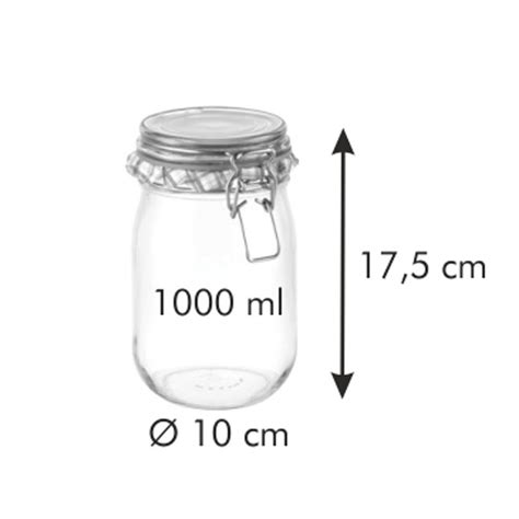 zaváraninový pohár plný sladkostí a malých papierikov s odkazmi